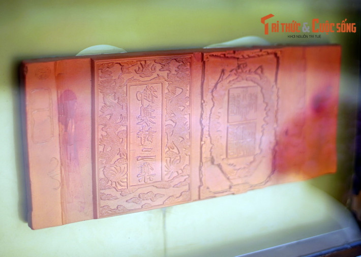 Trung tâm lưu trữ Quốc gia IV ở Đà Lạt là nơi lưu giữ hơn 3 vạn tấm mộc bản triều Nguyễn - Di sản tư liệu thế giới đầu tiên của Việt Nam. Không chỉ thể hiện các tư liệu chữ Hán, một số tấm mộc bản trong kho tàng này còn mang nội dung khác lạ.