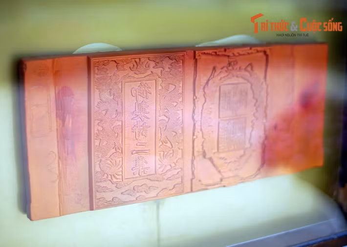 Trung tâm lưu trữ Quốc gia IV ở Đà Lạt là nơi lưu giữ hơn 3 vạn tấm mộc bản triều Nguyễn - Di sản tư liệu thế giới đầu tiên của Việt Nam. Không chỉ thể hiện các tư liệu chữ Hán, một số tấm mộc bản trong kho tàng này còn mang nội dung khác lạ.