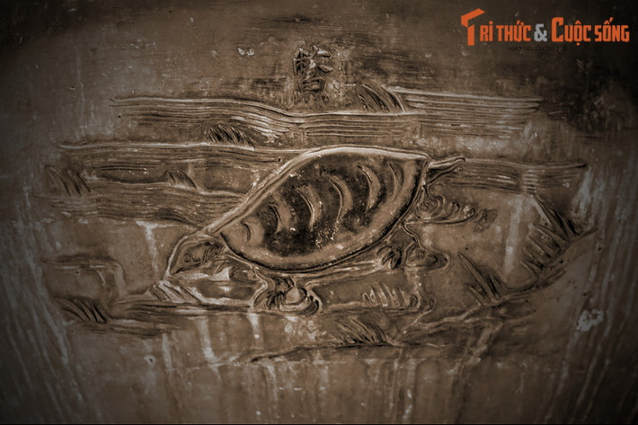 Trên Cao đỉnh cón có hình tượng “Miết”, nghĩa là con ba ba, một nhóm loài rùa mai mềm cỡ nhỏ và vừa. Trong Sách Đỏ Việt Nam, hai loài ba ba Nam Bộ và ba ba gai được xếp vào hạng Sẽ nguy cấp. Ngoài thiên nhiên, các loài ba ba là đối tượng khai thác để làm thực phẩm.