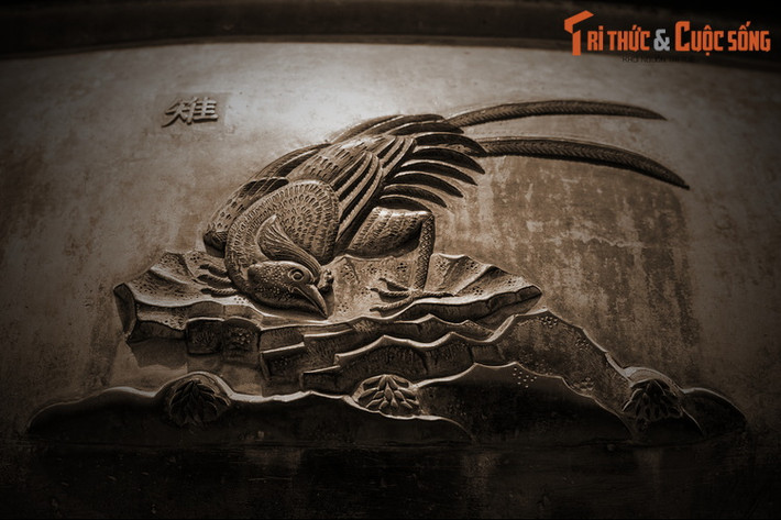 Trên Cao đỉnh, chiếc đỉnh đầu tiên của Cửu Đỉnh nhà Nguyễn có hình tượng “Trĩ”, nghĩa là chim trĩ, các loài chim họ hàng với gà. Trong Sách Đỏ Việt Nam, nhiều loài chim trĩ được xếp vào hạng Nguy cấp, như trĩ đỏ, gà lôi lam đuôi trắng, gà lôi lam mào trắng...