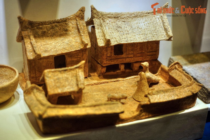 Một số cổ vật thời Bắc thuộc khác được trưng bày tại Bảo tàng Lịch sử TP HCM: Mô hình nhà bằng đất nung thế kỷ 1-3. Những ngôi nhà ở đây là nhà sàn có hai đầu mái cao, gợi nhớ về nhà sàn hình thuyền trên trống đồng Đông Sơn.