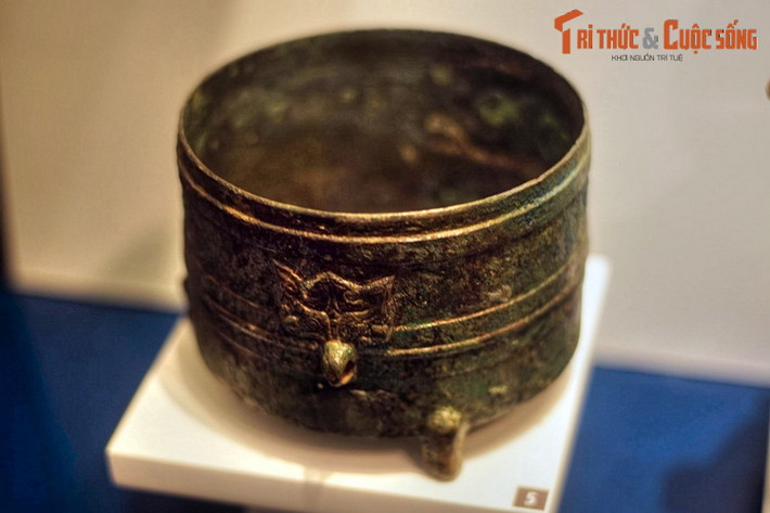 Liễn đồng thời Bắc thuộc, thế kỷ 1-3. Theo các nhà sử học, thời Bắc thuộc là một chặng đường lịch sử đầy thử thách, đồng thời cũng là giai đoạn chứng tỏ sức sống mãnh liệt của nền văn hóa bản Việt.