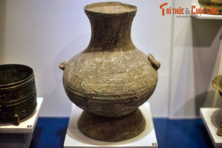 Bình đồng, thế kỷ 1-3. Song song với những cuộc nổi dậy liên tiếp để chống lại ách áp bức của phong kiến phương Bắc, người Việt cũng đấu tranh để bảo tồn văn hóa dân tộc và tiếp thu có chọn lọc văn hóa du nhập từ bên ngoài, qua đó làm giàu cho nền văn hóa của chính mình.