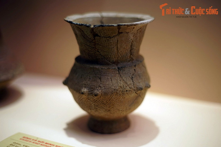 Cư dân Sa Huỳnh là những người thợ tài hoa trong việc chế tác gốm. Đồ gốm Sa Huỳnh được phát hiện nhiều trong những khu mộ táng đa dạng về loại hình và kiểu dáng như: bát bồng, nồi, bình, đèn…