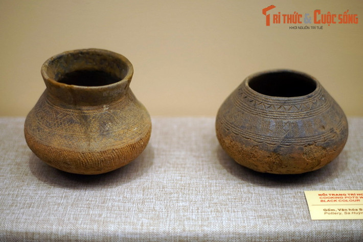 Một số loại nồi gốm của văn hóa Sa Huỳnh. Hoa văn trang trí trên gốm Sa Huỳnh rất phong phú, gồm hoa văn in mép vỏ sò, văn chải, văn in chấm, văn sóng nước...