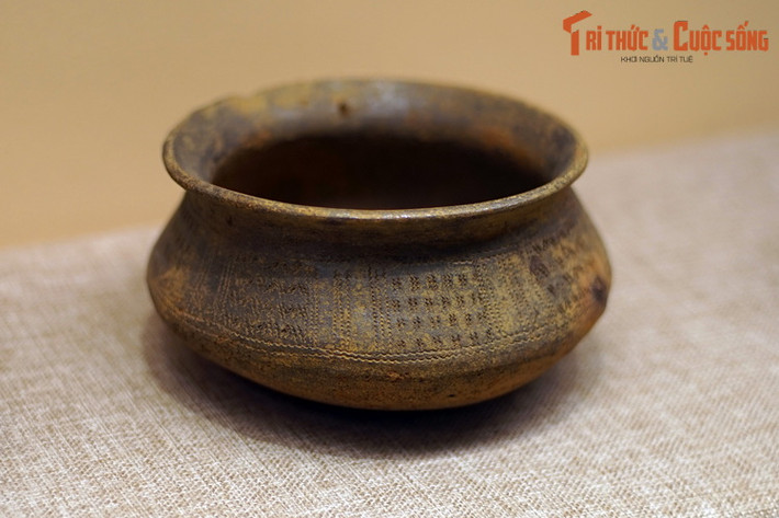 Đặc biệt, sự phổ biến của hoa văn in mép vỏ sò (dùng mép có khía răng cưa của vỏ sò để tạo hình) tạo nên dấu ấn văn hóa vùng sông nước của cư dân Sa Huỳnh.