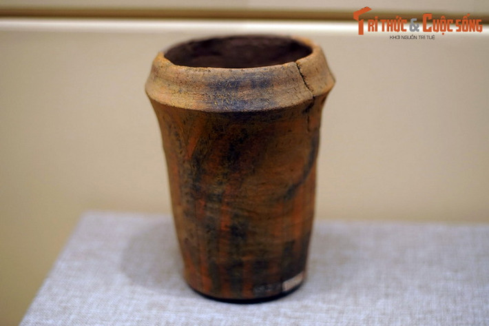 Lọ tô màu văn hóa Sa Huỳnh. Nhiều món đồ gốm Sa Huỳnh được tô màu đỏ và tô đen ánh chì rất độc đáo.