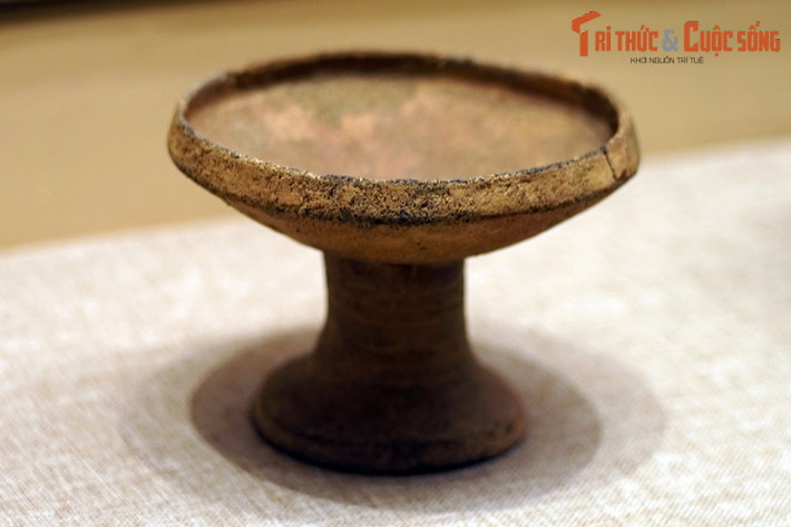 Mâm bồng của văn hóa Sa Huỳnh. Thông qua việc nghiên cứu nền văn hóa Sa Huỳnh, nhiều điều về đời sống của các tộc ngư­ời thời tiền sơ sử ở miền Trung Việt Nam đã được làm sáng tỏ. (Bài viết có sử dụng tư liệu của Bảo tàng Lịch sử Quốc gia).