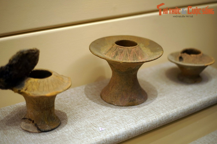 Các loại đèn bằng gốm, đồ tùy táng của văn hóa Sa Huỳnh. Di tích đầu tiên của nền văn hóa này được nhà khảo cổ ng­ười Pháp M. Vinet phát hiện tại bãi biển Sa Huỳnh, huyện Đức phổ, tỉnh Quảng Ngãi, vào năm 1909.