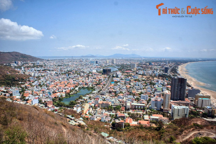 Từ tượng Chúa Kitô Vua nhìn về trung tâm thành phố.