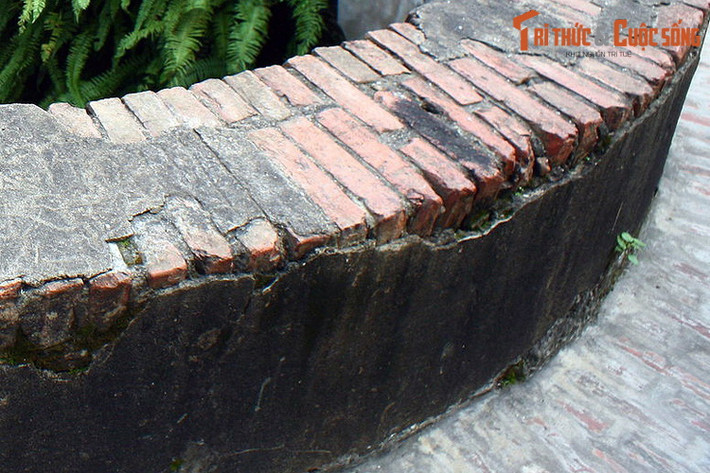 Việc bọc thêm các lớp vật liệu mới làm tăng độ bền nhưng cũng khiến giếng mất giá trị kiến trúc nguyên bản.