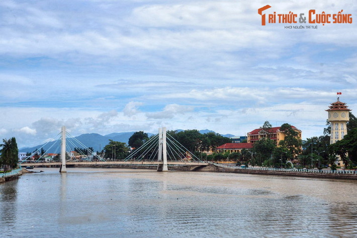 Bắt nguồn từ dãy Trường Sơn, chảy ra biển Đông qua cửa biển Cồn Chà, sông Cà Ty là dòng sông gắn liền với lịch sử của thành phố Phan Thiết và tỉnh Bình Thuận.