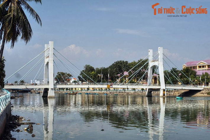 Theo các tư liệu lịch sử, xưa kia dòng sông có tên là Mường Mán, về sau mới được gọi là sông Cà Ty. Cho đến nay, không ai biết được chính xác cái tên này bắt nguồn từ đâu.