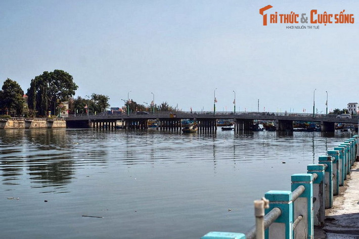 Ở khu vực trung tâm thành phố Phan Thiết, sông Cà Ty thể hiện sức sống của một đô thị đang phát triển mạnh mẽ với những cây cầu mới hiện đại, bờ kè khang trang thay cho khu nhà chồ tạm bờ từng tồn tại trong nhiều thập niên.