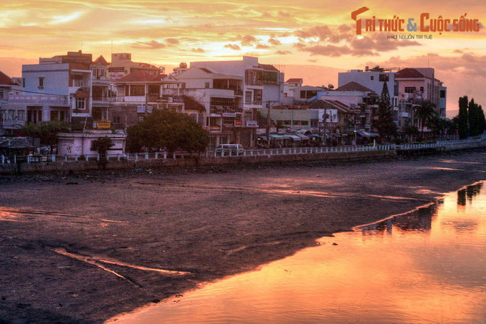 Không chỉ có vai trò như nơi vãn cảnh, tuyến đường giao thông thủy hay một ngư trường, sông Cà Ty còn hiện diện trong đời sống của người dân Phan Thiết qua những nét đẹp văn hóa đặc trưng của địa phương như hoạt động thả hoa đăng, lễ hội Nghinh Ông, đua thuyền...