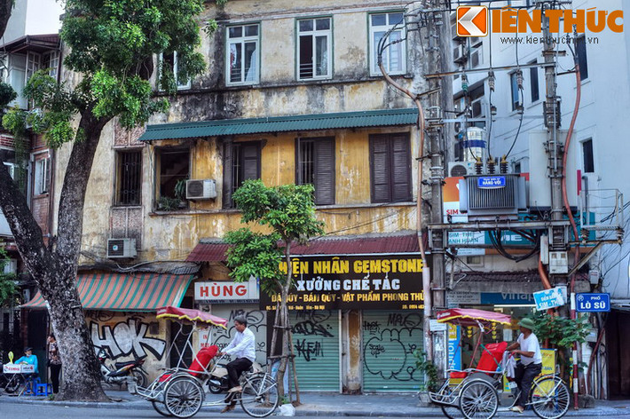 Cùng với việc quy hoạch lại khu vực quanh hồ Gươm thời thuộc địa, diện mạo phố Hàng Vôi đã thay đổi nhanh chóng, khi những dãy nhà tạm bợ của người bán vôi được thay thế bằng các công trình khang trang của người Pháp.