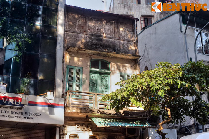 Sau khi chính trang đô thị Hà Nội, phố Hàng Vôi được người Pháp gọi là phố Rue de la Chaux (phố bán vôi). Năm 1945, Rue de la Chaux đổi tên và tách ra thành phố Hàng Vôi và phố Gia Định (nay là phố Tông Đản).