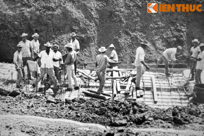 Kỹ sư và công nhân Cuba giúp Bộ đội Trường Sơn xây dựng đường, 1973.