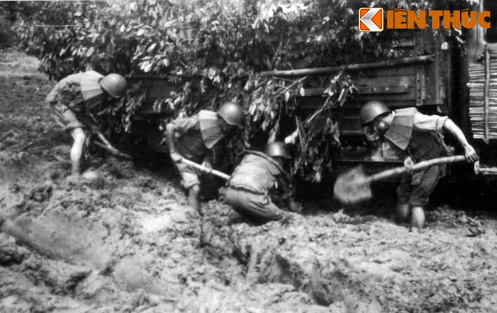 Chiến sĩ Đại đội 1 Ô tô vận tải anh hùng, Tiểu đoàn 54, Binh trạm 41, chống lầy, đảm bảo hàng hóa lưu thông trong chiến dịch vận chuyển mùa mưa năm 1970 tại đường 9 - Nam Lào (đoạn từ Nam Thà Khống, Bản Đông, Tà Cơn), tháng 6/1970.