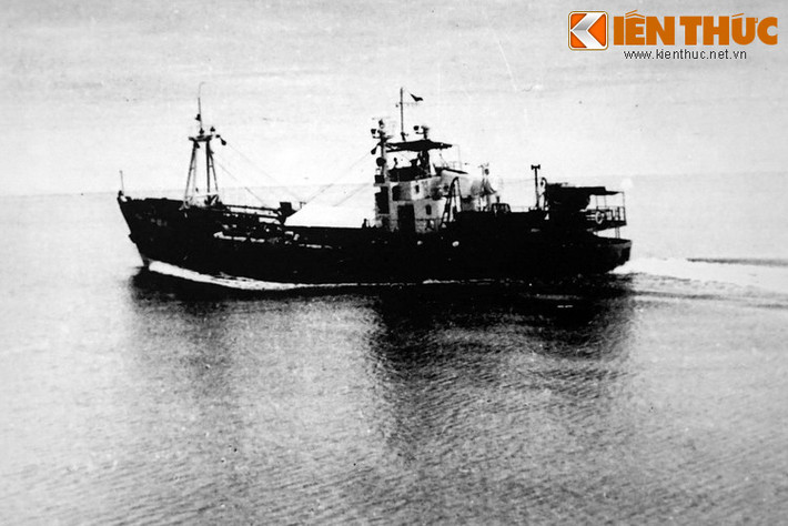 Một trong những con tàu không số thuộc Đoàn M25 Hải quân thực hiện nhiệm vụ chi viện cho chiến trường bằng đường Hồ Chí Minh trên biển.