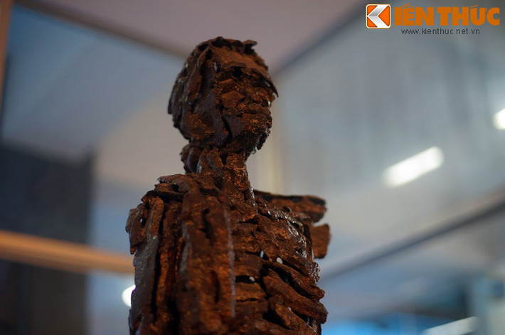 Tượng "Bà mẹ" làm từ các mảnh bom Mỹ là tác phẩm do nghệ sĩ Nguyễn Hoàng Huy (tỉnh Tây Ninh) sáng tác đầu thập niên 1990, được trưng bày tại Bảo tàng Chứng tích chiến tranh. Tác phẩm khiến không ít người phải lặng người trước sự tàn khốc của cuộc chiến tranh.