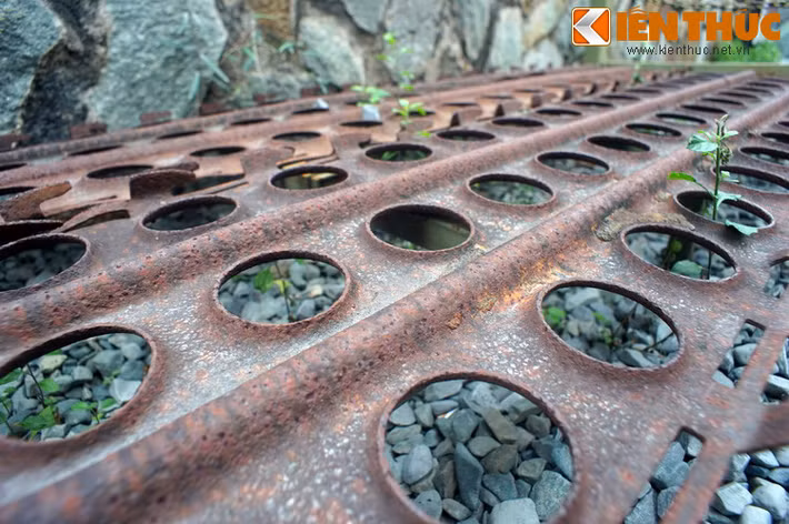 Vỉ sắt thường được dùng để lót đường băng sân bay dã chiến, đã được các cai ngục của chế độ Mỹ - Diệm dùng như loại dụng cụ tra tấn thâm độc. Họ bắt tù nhân cởi quần áo rồi cắm đầu xuống vỉ và lăn lộn nhiều lần. Cạnh sắc của vĩ khiến thân thể người tù bị lột da, tươm máu.