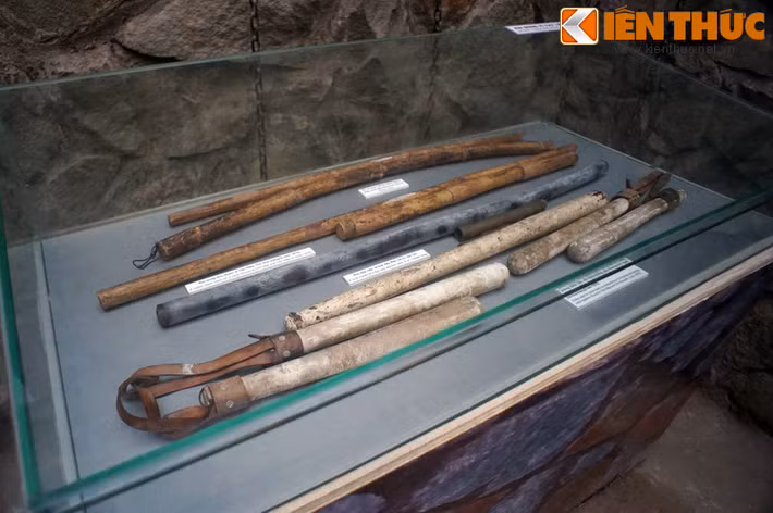 Dùi cui ma trắc được chế độ Sài Gòn dùng để đàn áp biểu tình và thẩm vấn tù nhân trong suốt giai đoạn chiến tranh Việt Nam. Người bị đánh bằng loại dùi cui sẽ bị bầm thối thịt sau một thời gian. Hiện vật thu được tại các nhà lao Tân Hiệp, Chí Hòa năm 1975.