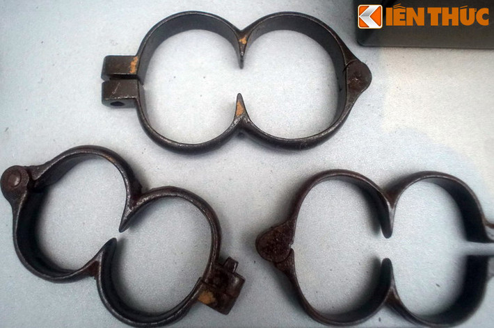 Còng số 8 thu giữ tại Tổng nha Cánh sát Sài Gòn năm 1975. Với loại còng này, tù nhận bị còng quật hai tay ra sau lưng, nằm, ngồi ở tư thế nào cũng đau đớn, nhức nhối.