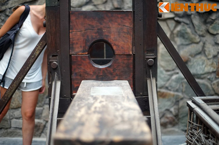 Một trong những hiện vật gây ám ảnh nhất là chiếc máy chém này. Cỗ máy vốn được thực dân Pháp mang sang để đàn áp phong trào cách mạng Việt Nam. Đến thời Mỹ xâm lược, chính quyền Ngô Đình Diệm đã đưa máy đi khắp miền Nam để hành quyết người yêu nước.