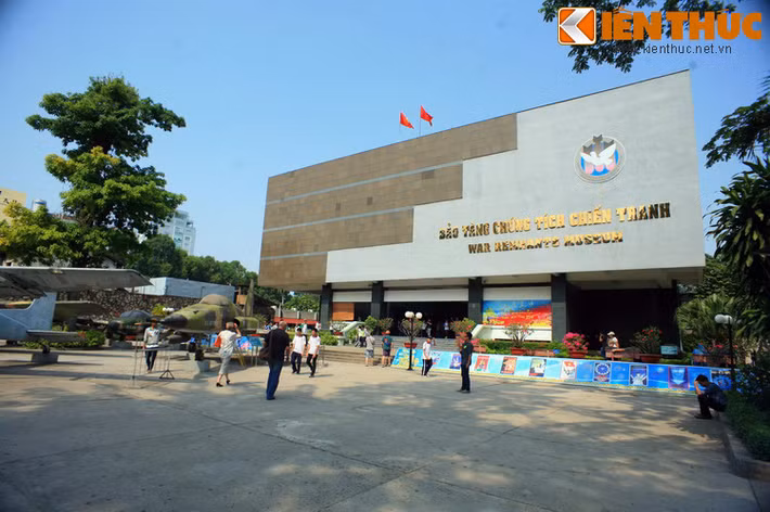 Nằm ở số 28 đường Võ Văn Tần, quận 3, TP HCM, Bảo tàng Chứng tích chiến tranh là nơi trưng bày hàng nghìn hiện vật phản ánh sự tàn khốc của cuộc chiến tranh Việt Nam do đế quốc Mỹ gây ra. Nhiều hiện vật tại đây sẽ khiến du khách không khỏi bàng hoàng.