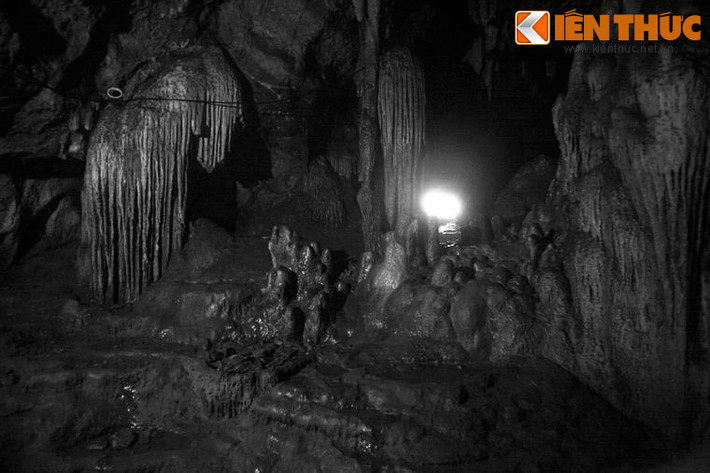 Lên cao, ông thấy có đường rộng, rồi lên đến đỉnh núi thì trời quang đãng, ánh sáng rực rỡ, xa xa có cung điện nhấp nhô bên những lùm cây xanh. Từ Thức đi theo đường lớn đến một lâu đài. Có hai thiếu nữ đi từ lâu đài ra, nói với Từ Thức rằng: “Phu nhân sai chúng tôi ra mời người vào chơi”.