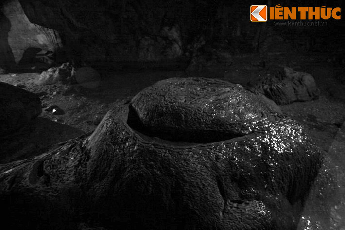 Người đó cho biết đây là hang thứ 6 trong 36 động núi Phi Lai, xưng là Ngụy phu nhân, địa tiên núi Nam Nhạc. Người này bảo thị nữ gọi một tiểu thư ra. Vừa trông thấy, Từ Thức nhận ngay ra người con gái đánh gãy cành hoa mẫu đơn trong chùa ngày nọ.