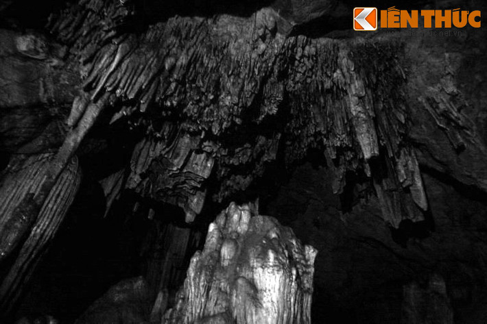 Sau khi từ quan một thời gian, Từ Thức đến vùng núi huyện Tống Sơn gần quê nhà và dựng nhà để ở. Một sớm, ông trông ra cửa Thần Phù thấy có mây ngũ sắc kết thành hình hoa sen, liền chèo thuyền ra phía ấy. Ðến chân một dãy núi sát mặt biển, ông buộc thuyền và trèo lên một mỏm đá cao.