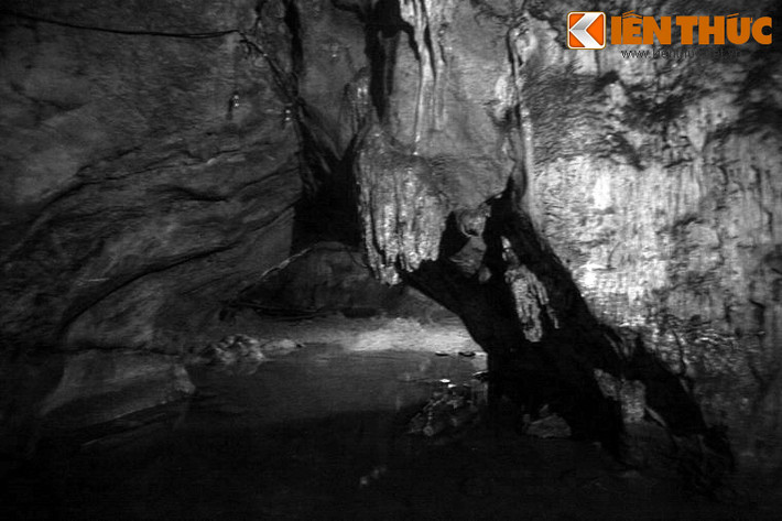 Nhưng phong cảnh quê Từ Thức đã khác hẳn, chỉ còn hai bên khe núi là vẫn như trước. Ông đem họ tên mình hỏi các cụ già thì có một cụ nói: “Hồi nhỏ, tôi cũng có nghe nói hình như cụ tổ bốn đời nhà tôi họ tên cũng như thế, nhưng lạc vào hang núi cách đây đã ngót hai trăm năm rồi”.