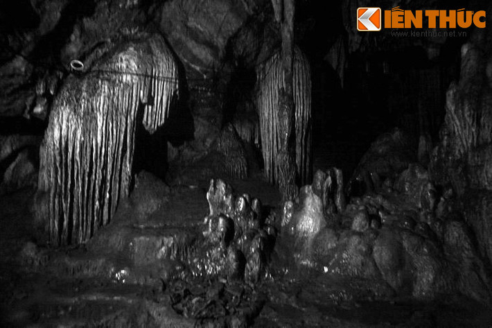 Năm 1396, một lần khi Từ Thức đến thăm chùa thấy một thiếu nữ mới lớn, nhan sắc xinh đẹp bị các chú tiểu giữ lại để phạt vạ vì lỡ tay làm gãy một cành hoa mẫu đơn nà không có gì để đền. Trông thấy cảnh đó, Từ Thức cởi áo mặc ngoài, chuộc cho thiếu nữ.