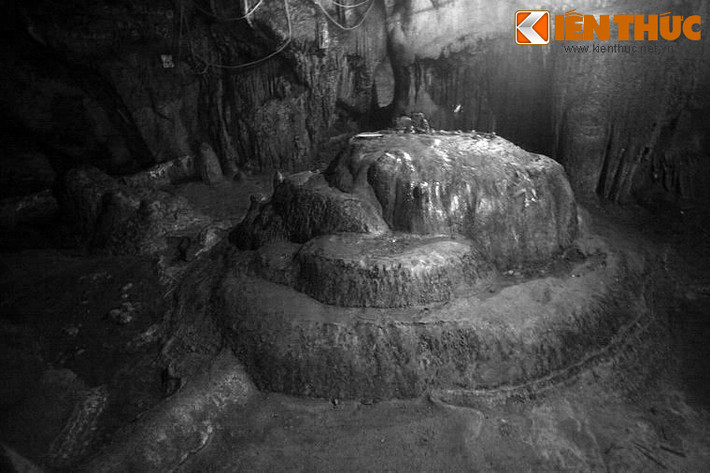 Từ Thức đi theo hai người con gái, thấy lầu son gác tía, tường gấm, bậc đá xanh, chẳng khác gì cảnh trong sách thần tiên. Trên mấy cửa đi qua, ông thấy có chữ đề: “Ðiện Quỳnh Hư”, “Gác Giao Quang”. Theo hai thiếu nữ lên gác, ông thấy một vị phụ nữ mặc áo lụa trắng ngồi trên sập thất bảo.