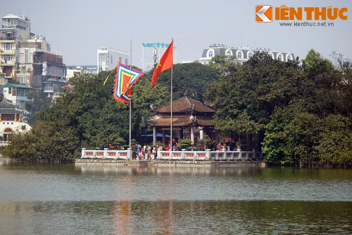 4. Ven bờ hồ Hoàn Kiếm là rất nhiều di tích lịch sử quan trọng của Hà Nội như Tháp Rùa, Tháp Bút, đền Ngọc Sơn, cầu Thê Húc, tháp Hòa Phong, Bưu điện Hà Nội, đền Bà Kiệu, đền thờ vua Lê Thái Tổ...