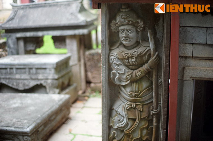 Hình tượng quan võ tuyệt đẹp được khắc trên nhà bia lăng Quận công Phạm Mẫn Trực (xã Lại Yên, huyện Hoài Đức, Hà Nội). Theo sử sách, Quận công Phạm Mẫn Trực là quan võ, từng làm trong đội tượng binh và tổng thái giám của triều đình vua Lê, chúa Trịnh.