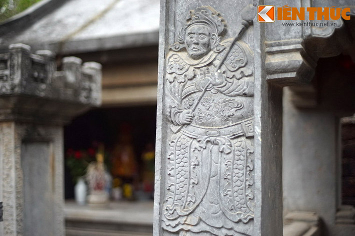 Phù điêu binh sĩ cầm chùy ở nhà bia lăng Quận công Phạm Đôn Nghị được chạm khắc rất tinh xảo trên đá, là tác phẩm ấn tượng khác ở khu lăng mộ này.