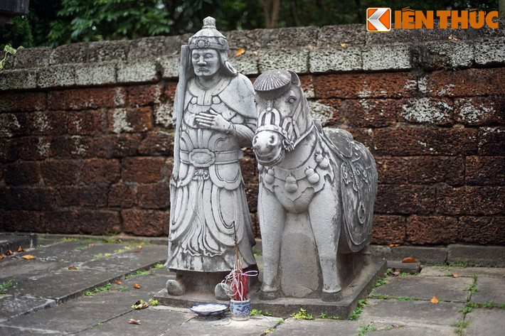 Tượng quan hầu dắt ngựa ở lăng Quận công Phạm Đôn Nghị. Theo sử sách, Quận công Phạm Đôn Nghị (1728- 1789) là võ quan từng đi kinh lý giữ yên cõi bờ và bình định những cuộc nổi dậy.