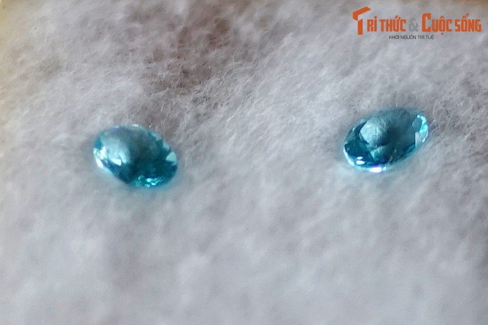 Mẫu topaz thu thập ở Bảo Lộc, Lâm Đồng. Loại đá quý này thường không màu, màu lam, lam-lục màu vàng. Dạng topaz màu hồng và đỏ cũng tồn tại nhưng rất hiếm.