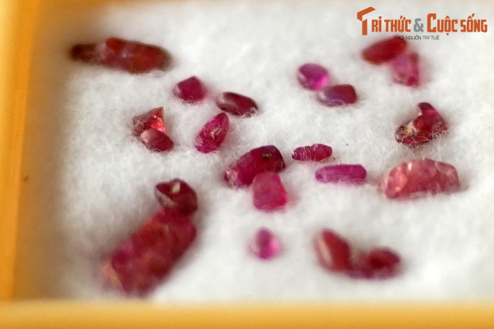 Mẫu hồng ngọc (ruby) thu thập ở Lục Yên, Yên Bái. Đây là một loại đá quý thuộc về loại khoáng chất corundum. Chỉ có những corundum màu đỏ mới được gọi là hồng ngọc, các loại corundum khác được gọi là sapphire (xaphia).