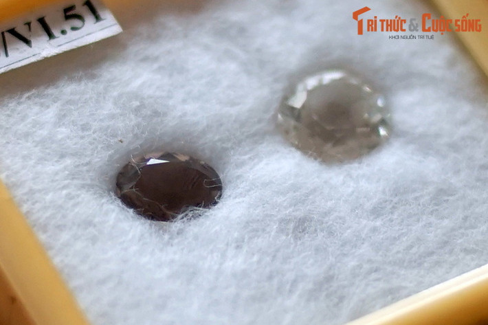 Mẫu thạch anh thu thập ở Bảo Lộc, Lâm Đồng. Thạch anh hay thủy ngọc khoáng vật dioxide silic rất phổ biến trên thế giới. Các tinh thể thạch anh trong suốt có màu sắc đa dạng, từ trong suốt đến tím, hồng, đen, vàng... đã được sử dụng làm đồ trang sức từ rất xa xưa.