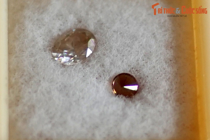 Một số mẫu zircon ở bảo tàng Địa chất TP HCM. Zircon không màu được sử dụng rộng rãi thay thế cho kim cương, còn được gọi là "kim cương Matura".