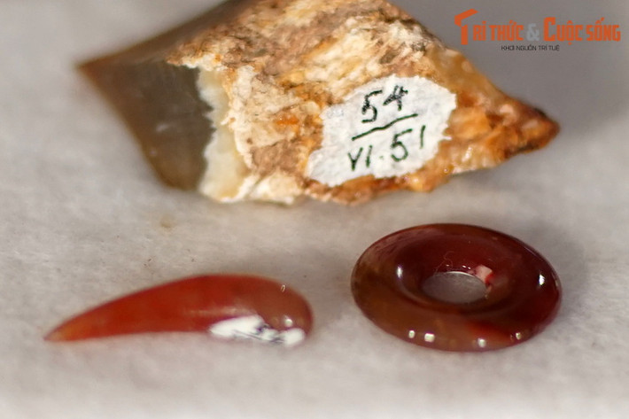 Mẫu calcedony (canxedon) thu thập ở Xuân Lộc, Đồng Nai. Khoáng vật này là một dạng ẩn tinh của silica, gồm rất nhiều hạt thạch anh và moganit rất nhỏ mọc xen kẽ.