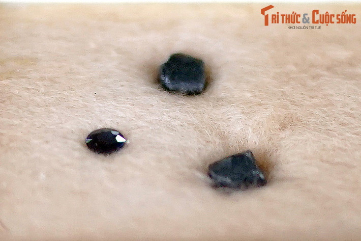 Mẫu sapphire thu thập ở Di Linh, Lâm Đồng. Sapphire bao gồm tất cả các dạng đá quý thuộc nhóm khoáng chất corundum ngoại trừ hồng ngọc. Nó có các màu sắc khác nhau tùy thuộc tỉ lệ tạp chất. Đây là một loại đá quý được con người ưa chuộng.