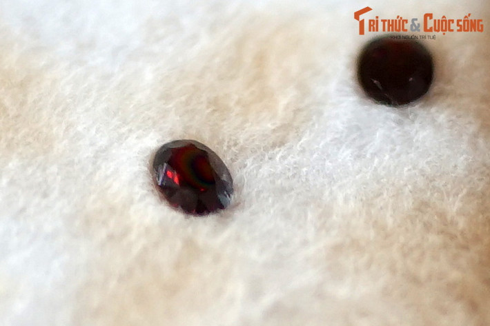 Mẫu zircon thu thập ở Đá Bàn, Bình Thuận. zircon là một khoáng vật thuộc nhóm silicat đảo, tồn tại ở rất nhiều màu khác nhau, bao gồm đỏ, hồng, nâu, vàng, nâu nhạt, đen hoặc không màu. Những mẫu vật lớn được dùng như đá quý bởi vì tính chất phản xạ ánh sáng cao.