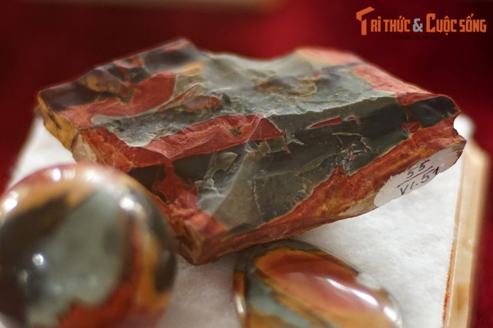 Mẫu calcedony thô, thu thập ở Thủ Đức, TP. HCM. Calcedony được tìm thấy trong tự nhiên với nhiều màu sắc và dạng hình khác nhau, có giá trị như một loại đá bán quý.