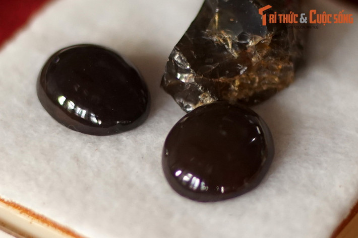 Mẫu đá opal thu thập ở Di Linh, Lâm Đồng, thuộc bộ sưu tập đá quý của Bảo tàng địa chất TP HCM. Opal là một loại đá khoáng vật dioxide silic, chứa 1-10% nước. Những mẫu opal chất lượng tốt có giá trị rất cao, đôi khi được xếp trên cả kim cương và hồng ngọc.