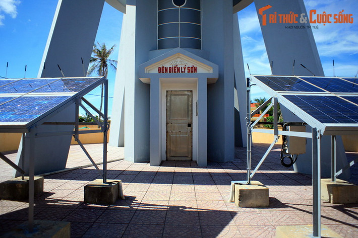 Năm 1945, khi Nhật làm đảo chính Pháp ở Đông Dương, có máy bay nhiều lần bay lượn qua Sở Đèn pha, bắn xuống một vài phát súng, đặc biệt là có thả hai quả bom cách đó vài trăm mét để dằn mặt. Lính Pháp trông coi đèn hoảng sợ bỏ chạy.